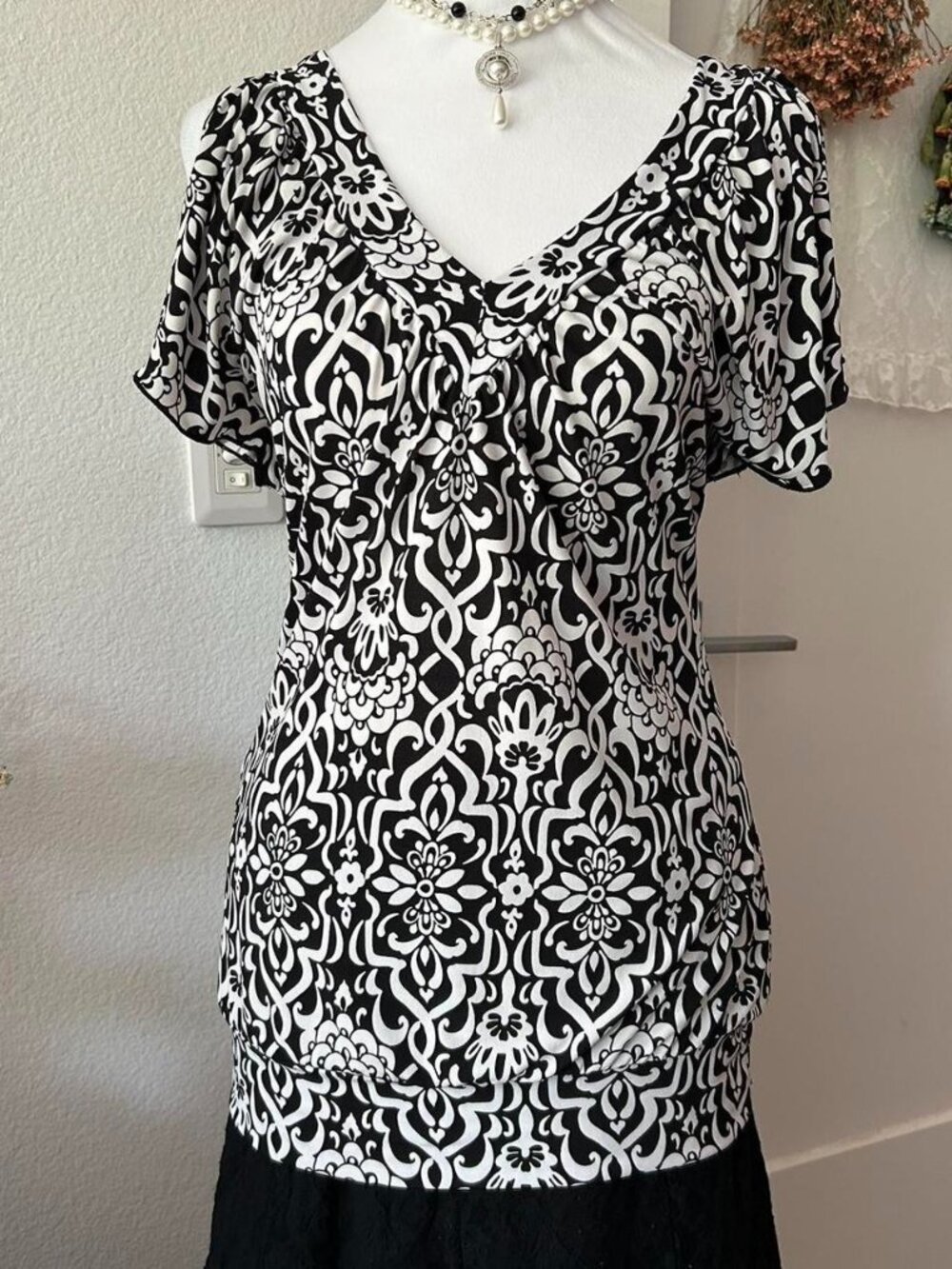 Y2K INC Black and White Short Sleeve Top